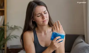 Frau mit schmerzverzerrtem Gesicht kühlt ihr Handgelenk mit einem blauen Kühlpack. Mögliche **Prellung Handgelenk Symptome** wie Schmerz und Schwellung werden hier behandelt.