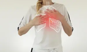 Kobieta trzyma ręce na klatce piersiowej, gdzie widnieje rysunek płuc z zaznaczonym czerwonym bólem. Ilustracja przedstawia zapalenie opłucnej objawy.
