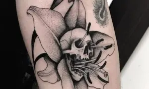 Tatuaże więzienne kropki: czaszka w lilii, symbolizująca przemijanie.