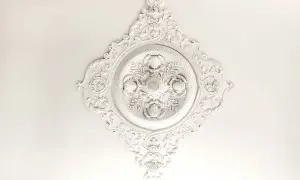 Ornamental kaseton sufitowy z aniołkami. Dowiedz się, jak odświeżyć kasetony na suficie, by przywrócić im dawny blask.