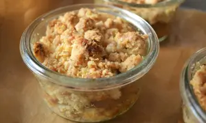 Ein köstlicher Apfel Crumble in einem Glas, mit knuspriger Streuseldecke und saftigen Äpfeln darunter.