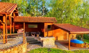 Drewniane domki na Mazurach z bali, zadaszone jacuzzi i grillem. Idealne na tani wypoczynek.