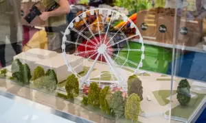 Model diabelskiego młyna w Gdańsku, otoczony miniaturowymi drzewkami i budynkami, zapowiada przyszłą atrakcję.