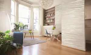 Jasne, oto propozycja:

Nowoczesny salon z widokiem na ulicę, gdzie tynki strukturalne wewnętrzne wzory tworzą unikalną atmosferę.