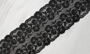 Elegancka koronka czarna z motywem kwiatowym, idealna do ozdobnych projektów.