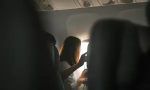 Widok z samolotu. Kobieta przy oknie, pewnie zastanawia się, jaki jest gdańsk antalya czas lotu.
