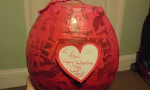 Czerwony balon z sercem i napisem "To Alex, Happy Valentines Day love Stuart xxx". Jak zrobić taki prezent w balonie?