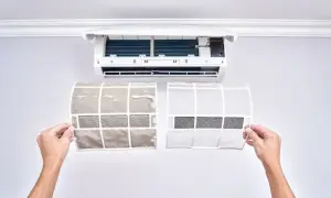 Saubere und schmutzige Filter einer Split-Klimaanlage im Vergleich. Regelmäßige Wartung ist wichtig für die Luftqualität.