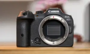 Canon EOS R7 – doskonały aparat dla każdego. Sprawdź aktualną canon r7 cena i zacznij tworzyć!