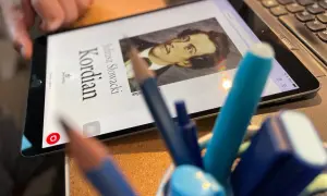 Na ekranie tabletu widnieje portret Juliusza Słowackiego i tytuł "Kordian". To idealne narzędzie do szybkiego zapoznania się z treścią, gdy potrzebny jest kordian streszczenie krótkie.