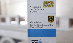 Verfassung des Freistaates Bayern und Grundgesetz für die Bundesrepublik Deutschland. Ein Buch, das die bayerische Verfassung und das deutsche Grundgesetz vereint.