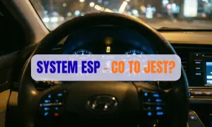 Widok na deskę rozdzielczą samochodu nocą. Na wyświetlaczu świeci się kontrolka ESP, a na kierownicy napis "SYSTEM ESP - CO TO JEST?".