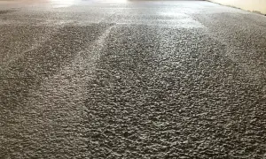 Superficie grezza di cemento per massetto esterno, pronta per la posa.