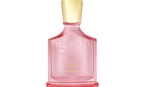Różowa butelka perfum Creed Eladaria ze złotą nakrętką.