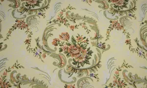 Żółte tkaniny retro z motywem bukietów róż i liści.