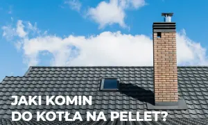 Jaki komin do pieca na pellet? Ceglany komin na dachu domu, pod błękitnym niebem z chmurami.