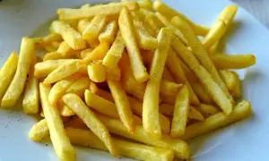 Ile kalorii mają frytki? Smażone, pieczone, fast-food pełna analiza.