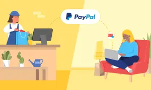 Geschäftsinhaber packt Ware in Einkaufstasche, während Kunde online mit PayPal bezahlt. Informiert über PayPal Business Account Gebühren.
