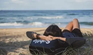Odpoczynek na plaży, idealny sposób na relaks i jak liczyć 35 godzin odpoczynku tygodniowego.