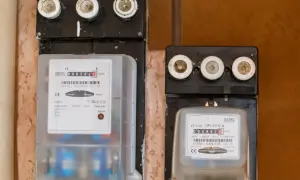 Dwa liczniki prądu, jeden z odczytem 0002947 kWh, drugi 0068922 kWh. Pomocne przy pytaniu jak odczytać licznik prądu Tauron.