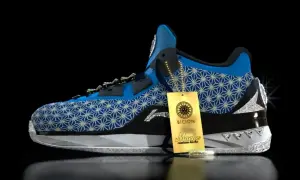 Niebieskie buty sportowe z białym wzorem, ozdobione diamentami i złotą metką. Prawdopodobnie najdroższe buty na świecie.