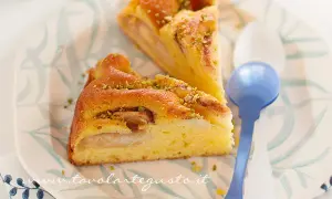 Due fette di torta di mele light, soffice e profumata, guarnite con pistacchi tritati. Perfetta per una pausa golosa e leggera.