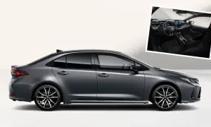Szary sedan Toyota Corolla 2026 z nowoczesnym wnętrzem.