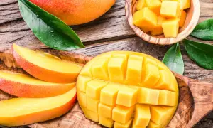 Soczyste mango, które przypomina o tropikalnych krajach, skąd pochodzi. Pokrojone w kostkę i plastry, gotowe do jedzenia.