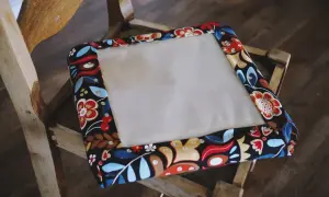 Jak uszyć siedzisko na krzesło? Odmień meble DIY!