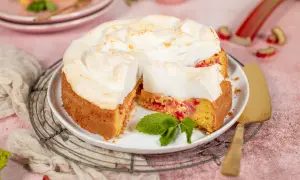 Saftiger Rhabarberkuchen mit luftigem Baiser, garniert mit frischer Minze. Ein Genuss für jeden Kaffeetisch.