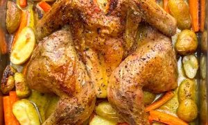 Brathähnchen mit Kartoffeln und Karotten, eine köstliche Mahlzeit, die sich gut für Rezepte mit Mais eignet.