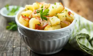 Leckerer Kartoffelsalat mit Speck und Petersilie, ein einfaches Kartoffelsalat Rezept für jeden Anlass.