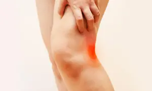 Dolore dietro al ginocchio dopo corsa, con un'area rossa che indica l'infiammazione.