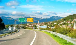 Droga do Chorwacji: znaki wskazują Zagrzeb i Split. Zastanawiasz się, ile godzin jedzie się do Chorwacji?