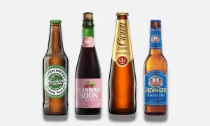 Cztery butelki piwa: Coopers Original Pale Ale, Framboise Boon, Crown Lager i Erdinger Alkoholfrei. Popularne piwo angielskie to tylko jedno z nich.