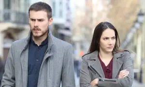 Een man en vrouw lopen met een boze blik uit elkaar. Ze lijken conflict zoekende mensen, elk met hun eigen gedachten.