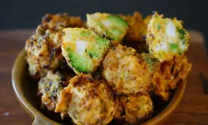 Beignets de légumes croustillants, un délice doré avec des morceaux de brocoli et de pomme de terre bien visibles.
