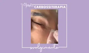 Close-up of a needle injecting into the under-eye area, with text overlay "CARBOSSITERAPIA".