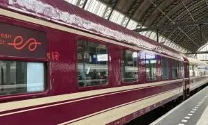 Der rote Nachtzug Berlin-Paris steht bereit. Ein gemütliches Abenteuer beginnt.
