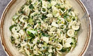 Orecchiette med broccoli och pinjenötter, ett enkelt och gott orecchiette recept.