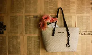 Elegancka torebka Michael Kors z kwiatami, idealna do sprawdzenia numeru seryjnego.