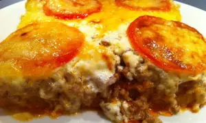 En saftig tacopaj i långpanna med köttfärs, ost och tomatskivor. Perfekt för hela familjen!