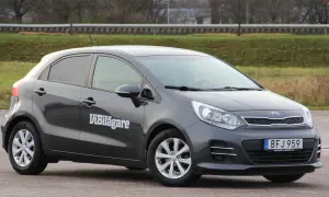 Mörkgrå Kia Rio med texten "ViBilägare" på sidan. En bil som kan ha ett kia rio problem.