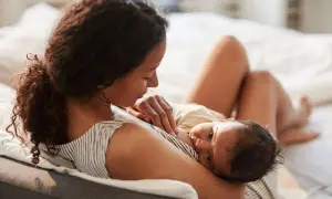 En mamma ammar sitt barn, en lugn stund som kan vara en lättnad vid baby blues symptom.