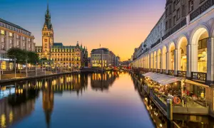 Hamburgs rådhus och kanaler i skymningen, en perfekt vy för din reseguide Hamburg.