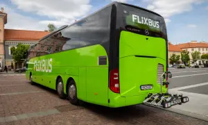 Zielony autokar Flixbus z napisem "FLIXBUS" gotowy do podróży. Sprawdź flixbus promocje na kolejną wycieczkę!