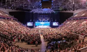 Tauron Arena Kraków pomieściła tłumy widzów na koncercie. Arena ma imponującą pojemność, zapewniając miejsca dla tysięcy fanów.
