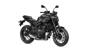 Czarny motocykl Yamaha MT-07 na białym tle.