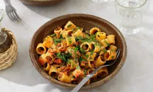En skål med rigatoni med tonfisk, kapris och persilja. En härlig tonfiskpasta kapris som ser aptitlig ut.