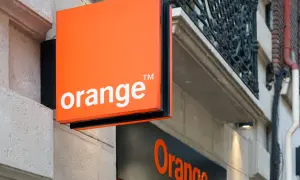 Pomoc w temacie jak wyłączyć pocztę głosową Orange. Widoczny szyld salonu Orange.
